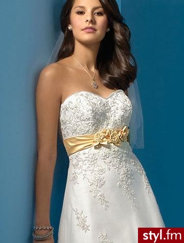 Piękna suknia autorstwa Alfreda Angelo. Róże, które pięknie podkreślają biust, dostępne są w 55 kolorach! - Suknie ślubne Ślub Moda