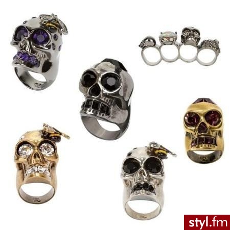 Pierścionki Alexander McQueen. Pierścionki Alexander McQueen. Pierścionki można kupić w butiku internetowym Alexandra McQueena. Kosztują od 280 - 550 dolarów. - Pozostałe Dodatki Moda