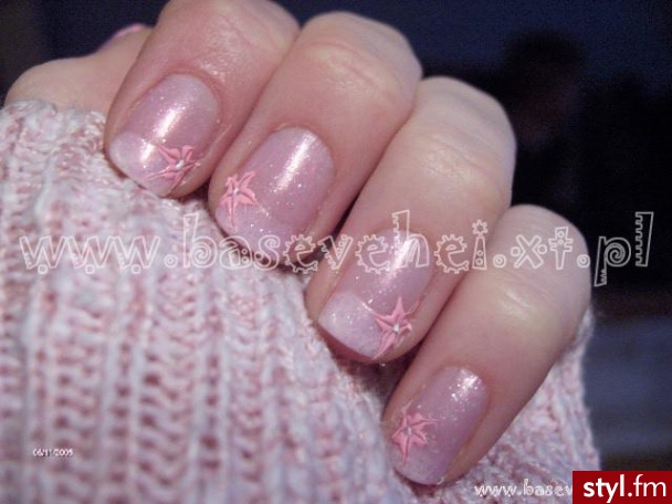 Pink french + kwiatki - Paznokcie