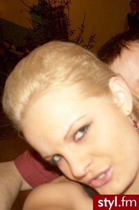 widok niestety tylko z przodu, ale z tyłu też było ostro, duuużo lakieru:) - Irokez damski Proste Na co dzień Średnie Fryzury