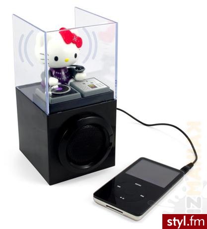 Hello Kitty, jak przystało na prawdziwą kobietę pracującą - żadnej pracy się nie boi. Może być także DJem. To urządzenie to głośnik do iPoda. Zamknięta w środku Hello Kitty dodaje podobno kilka dobrych decybeli! - Gadżety Inne Moda