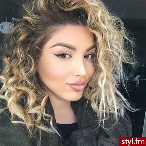 Blond Rozpuszczone Kręcone Na co dzień Średnie Fryzury