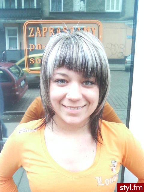 koloryzacja robiona pod linię cięcia włosów - Średnie Fryzury