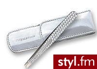 Elegancka pęseta Tweezerman zdobiona kryształkami Swarovskiego.
Pochodzi z limitowanej edycji i wykonana jest ze stali nierdzewnej. Dzięki temu długo utrzymuje swoją jakość, jest odporna na działanie
wilgoci i nie ma negatywnego działania na skórę. - Misz-masz
