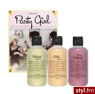 \"Party Girl\" od Philosophy. W skład zestawu wchodzą trzy szampony, żele pod prysznic oraz płyny do kąpieli o trzech różnych zapachach: jabłkowym, bellini (włoski koktajl) oraz granatu. Cena: $30 - Misz-masz
