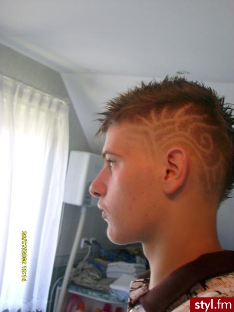 nowy fryzjer nowy wzorek jak na pierwszy raz to dobrze jej wyszedł :D - Punk Rock Alternatywne Średnie Fryzury