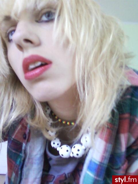 j-rock. Chciałam stworzyć coś co łączy się z emo...hm..j-rock w ogóle się nie łączy...xD wszystko jak widać podchodzi pod styl j-rock\'owców... trudno :P - Makijaże