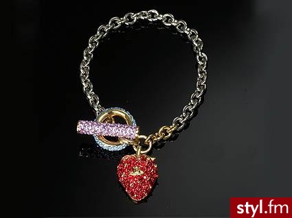 Błyszcząca truskawka zawisła na srebrnej bronsoletce od Vivienne Westwood - 176.40$ - Pozostałe Dodatki Moda