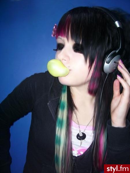 to nie moja fotka ^^ jeżeli to zdjecie znajduje sie juz w galerii prosze napisac, to usune xd - EMO Alternatywne Średnie Fryzury