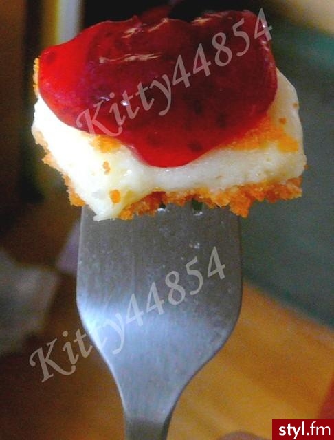Pyszny serek Mozarella w Panierce a na nim żurawinka !! ;DD ;] Pyszne to jest !! Polecam !! *,* ^,^ - Misz-masz