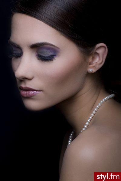 • Matting Make – up dostępny w 3 kolorach (27 zł) 
• cienie Madame L’ambre nr 26 (szary), 46 (fiolet) - masa cieni drobno mikronizowana gwarantuje idealną aplikację na delikatnej skórze powiek 
• pomadka L’ambre nr 1 - Cappuchino nadająca ustom subteln - Makijaże