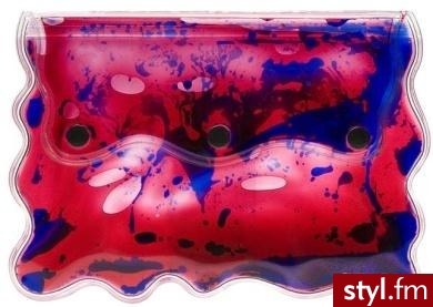 Christopher Kane . Cena: 439 euro, czyli około 1 756 zł Kupisz w sklepie Browns. Kolorowa gliceryna wypełniająca ręcznie robioną kopertówkę z PCV. - Pozostałe Torebki Moda