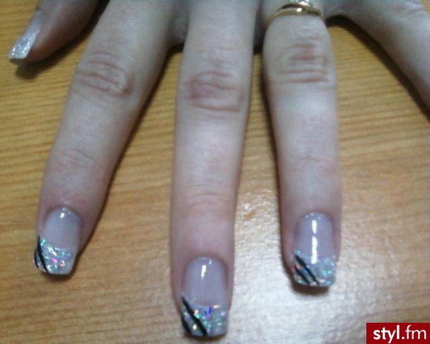 paznokietki są przedłużone metoda żelową na tipsie french z wtopionymi pałeczkami brokatowymi i zdobione na wieszchu lakierem.polecam:) - Paznokcie