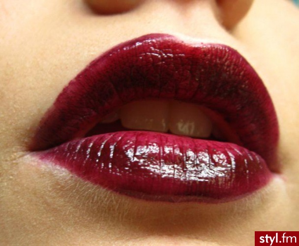 inspiracja. Lips:
MAC Media, Cyber lipsticks
NYX Marooned Mega shine gloss - Makijaże