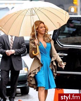 Beyonce w trenczu, którego po prostu uwielbiam - od Jilliana Lewisa. - Pozostałe Ciuchy Moda