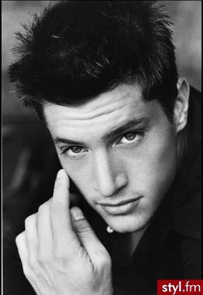 l. Simon Rex - Średnie Męskie Fryzury