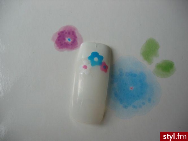 Autor: carinka Kolorowe Kwiatuszki. Autor: <b>carinka</b><br /> - Paznokcie