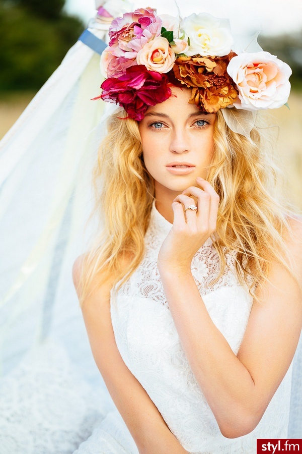 Blond Rozpuszczone Kręcone Ślubne Średnie Fryzury