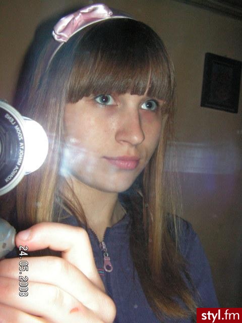 Bardzo prosto...
umyć,uwsuszyc,wyprostowac,zalozyc opaske i juz;]
a oczy zrobilam czarna kredka ale pomalowalam pod powieka ;]
proste... - Średnie Fryzury