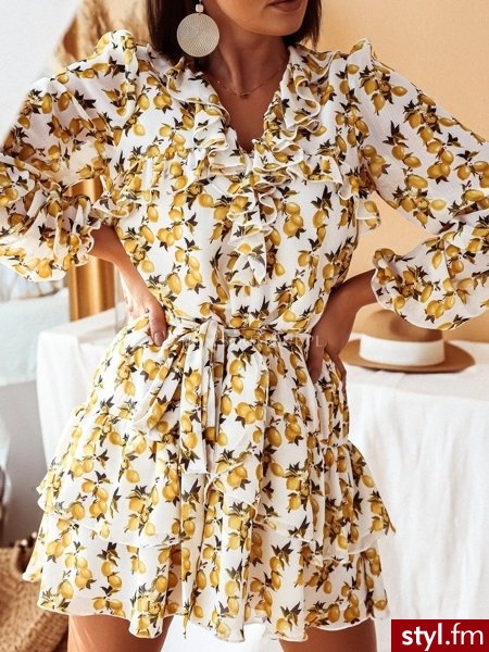 Sukienka wykonana została z lekkiego, szyfonowego materiału. Wesoły wzór idealnie sprawdzi się w wiosenne dni. Dekolt w serek zdobi niezwykle urocza falbanka. https://roseboutique.pl/ - Dzienne Sukienki Moda