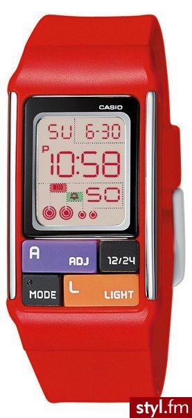 Zegarek Casio
Czerwona bransoleta zintegrowana jest z podświetlaną tarczą. Zegarek jest wodoodporny, ma wbudowane alarm i stoper. 
Zegarek kosztuje 249 zł i jest do kupienia w salonach Time Trend. - Gadżety Inne Moda