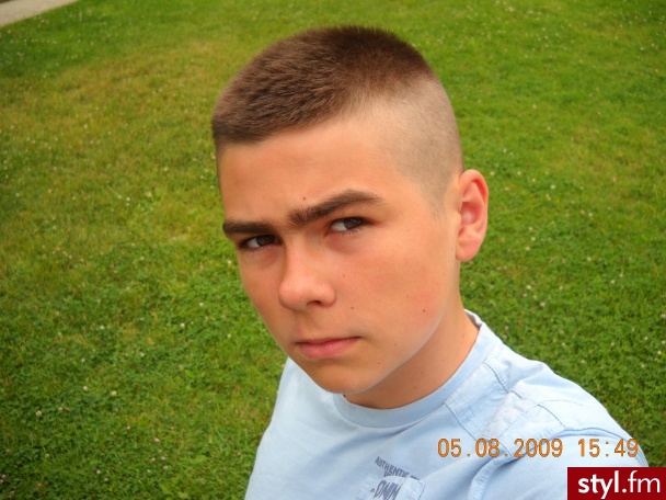 Ja. I Jak, w jakich włosach bedzie mi lepiej w dłuzszych jak bracia Sprrouse albo Justin Bieber?? - Średnie Męskie Fryzury