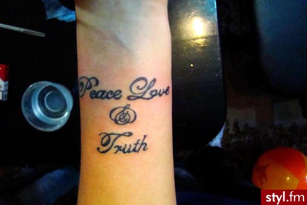 Peace Love & Truth  [pokój,miłość i prawda]. :) tatuaż zaraz po zrobieniu - Tatuaże