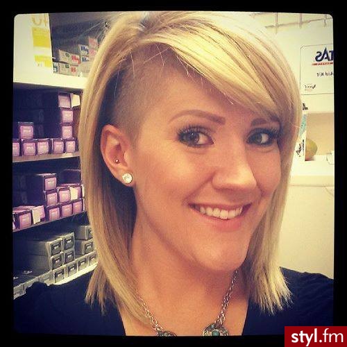 Blond Tribale - wzory na głowie Alternatywne Średnie Fryzury