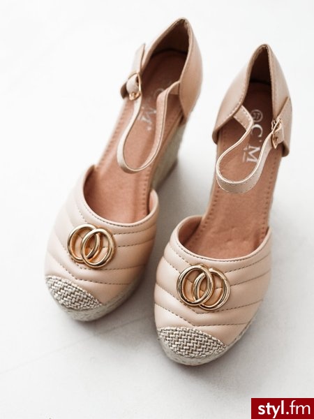 Buty wykonane zostały ze skóry ekologicznej. Ozdobne przeszycia oraz złote zdobienie nadaje im elegancji oraz szyku. Sandałki na koturnie są komfortowe w noszeniu oraz pięknie wysmuklają sylwetkę. https://roseboutique.pl/ - Koturny Buty Moda