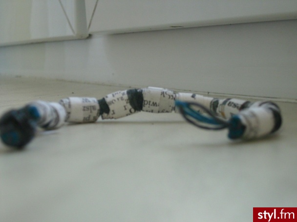 Bransoletka mojej roboty :D
z gazety jakiejś :D muszę jeszcze pomalować ją arylem :)

(liczy się tu tylko brudna szybka aparatu xD) - Pozostałe Dodatki Moda