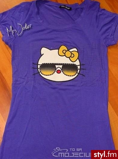 Fioletowa Hello Kitty. Rozmiar: S
Stan: Db
Szer. po pachami: 35cm
Dł. całkowita: 56cm - Misz-masz