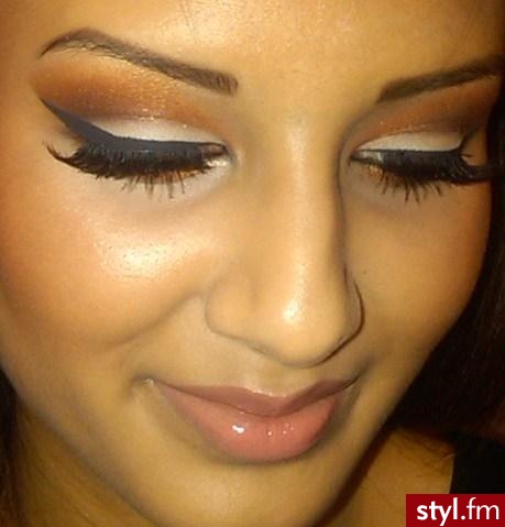 makijaż. Eyes
udpp
Mac soft ochre paintpot as base
Mac chamomile e/s on lids 
Mac paparazz-she in crease/below waterline
Mac embark e/s in outer v
Mac solar white e/s as highlight
Barry m liquid liner
Urban decay zero pencil in waterline
Ardell d - Makijaże