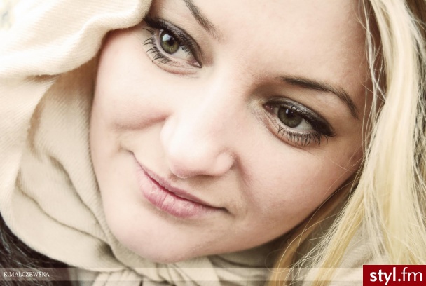oczy są zwieciadłem duszy! - Blond Rozpuszczone Proste Na co dzień Średnie Fryzury