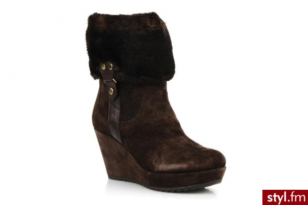 Guess PÓŁBUTY I BOTKI POZINY BY GUESS (Brązowy) - Botki Buty Moda