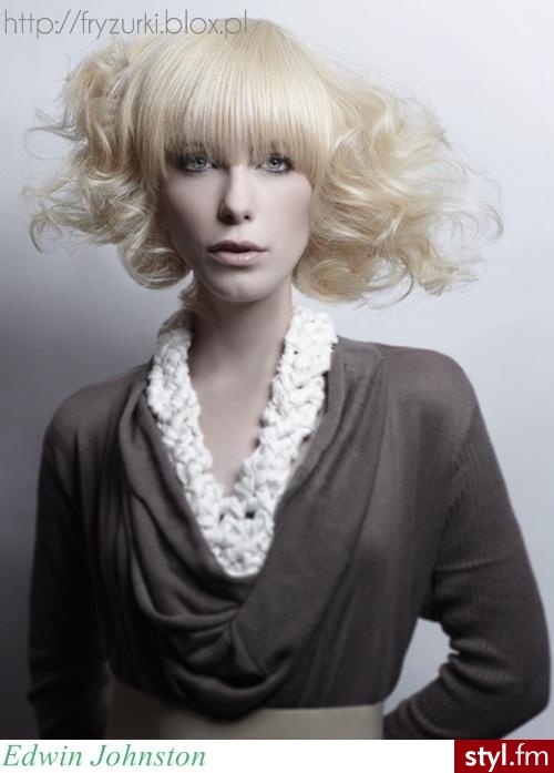  - Blond Rozpuszczone Kręcone z grzywką Wieczorowe Średnie Fryzury