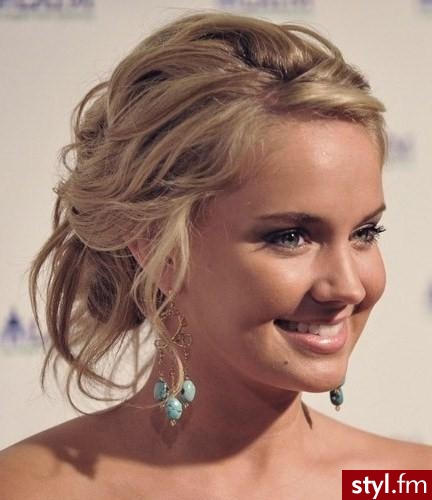 Tiffany Thorton - Wieczorowe Średnie Fryzury