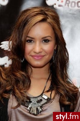 Demi Lovato - Brązowe Upięcie Kręcone z grzywką Na co dzień Średnie Fryzury