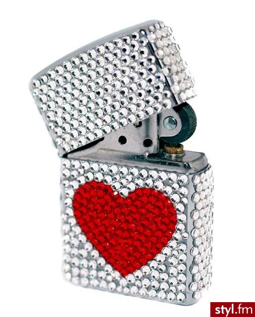Zapalniczka Zippo wysadzana kryształami Swarovskiego. Wykonywana w stu procentach ręcznie, na indywidualne zamówienie. Cena: 850 zł, dostępna na Allegro. / zauważyłam, że ktoś z nudów polubił dawać mi same oceny jeden. jeśli masz jaja, to napisałbyś choci - Misz-masz