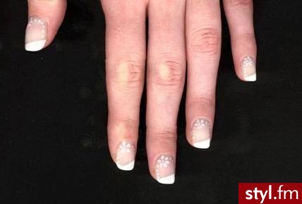french z kwiatuszkami :). wykonane wlasnorecznie lakierami inglota nr 38 i 82 przy pomocy pedzelka nr 1, kupionego w sklepie dla plastykow - Paznokcie