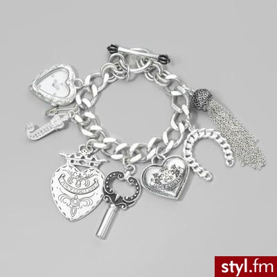 Juicy Couture z sześcioma oryginalnymi charmsami, w kórych jeden przyozdobiony jest kryształkami Swarovskiego - 395$ (srebro) - Pozostałe Dodatki Moda