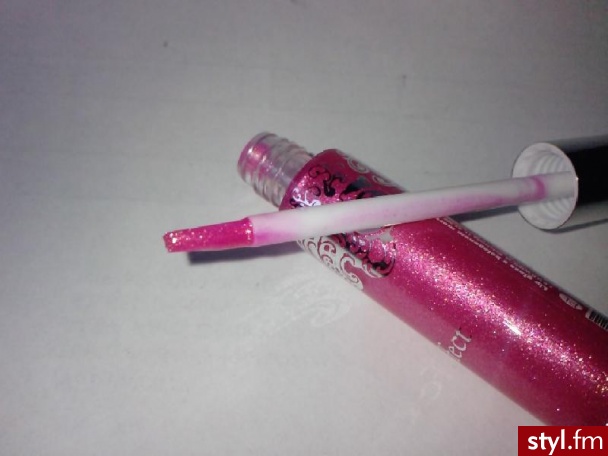 Lip Gloss Effect With marine collagen. Zawiera kolagen morski, dzięki któremu usta stają się większe i pełniejsze już po kilku tygodniach. Dodatkowo kolagen zapewnia , głębokie nawilżenie. Lip glos nadaje lekki połysk i nadaje ustom delikatny kolor, jedno - Misz-masz