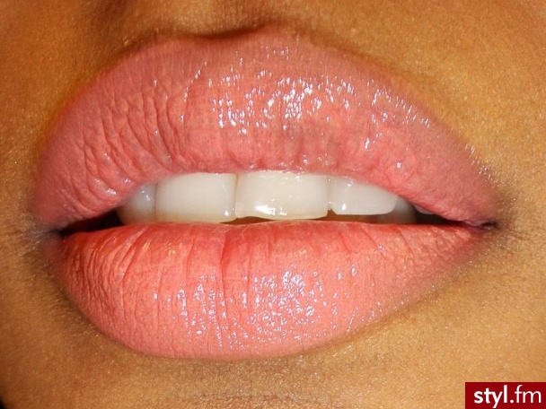 USTA USTA. Kissable Lipcolor
 So Vain - Muted dirty coral - Makijaże