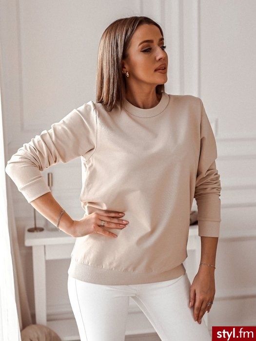 Dodaj opis (max. 250Bawełniana bluza o klasycznym kroju. Idealnie sprawdzi się w wielu casualowych stylizacjach. Równie dobrze wygląda z obcisłymi spodniami. https://roseboutique.pl/ - Bluzy Ciuchy Moda