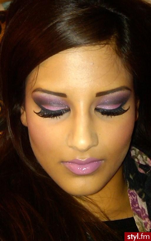 makijaż. Eyes
udpp
nyx jumbo pencil in milk as base
barry m dazzle dust 86(baby pink) in lids
barry m dazzle dust (hot pink) in crease
Mac carbon e/s outer v and crease
mac naked lunch e/s as highlight
mac all that glitters e/s for blending crease  - Makijaże