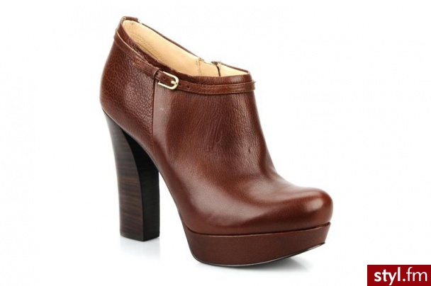 Guess PÓŁBUTY I BOTKI ALADE BY GUESS (Brązowy) - Botki Buty Moda