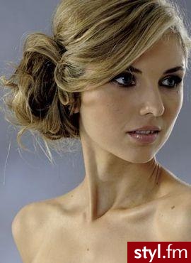 Blond Upięcie Kręcone Wieczorowe Średnie Fryzury