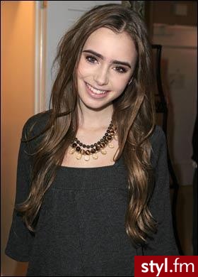 Lily Collins - Brązowe Rozpuszczone Proste Na co dzień Długie Fryzury