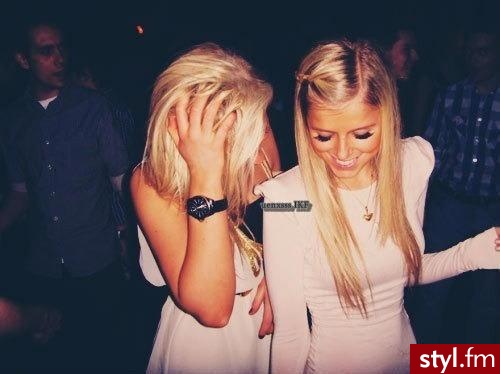 fajne upięcie dziewczyny , ktora nie trzyma się za głowę - Blond Upięcie Proste Na co dzień Średnie Fryzury