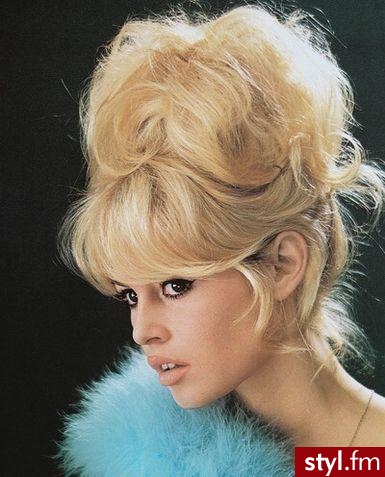 Bardot - Wieczorowe Średnie Fryzury