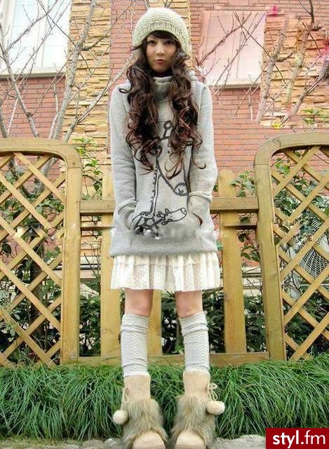 NIezle ocieplana Bluza x] moze na nastepny rok sobie ja kupie:):) - Moda uliczna Inne Moda